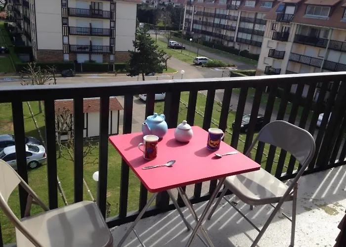 2 Pièces Avec Balcon Et Parking à 50 M De La - Fr-1-712-15
