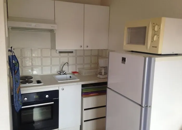 Appartement 2 Pièces Avec Balcon Et Parking à 50 M De La - Fr-1-712-15