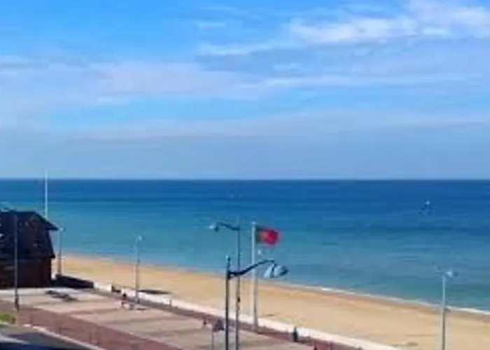 2 Pièces Avec Balcon Et Parking à 50 M De La - Fr-1-712-15