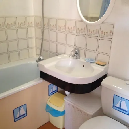 2 Pièces Avec Balcon Et Parking à 50 M De La - Fr-1-712-15